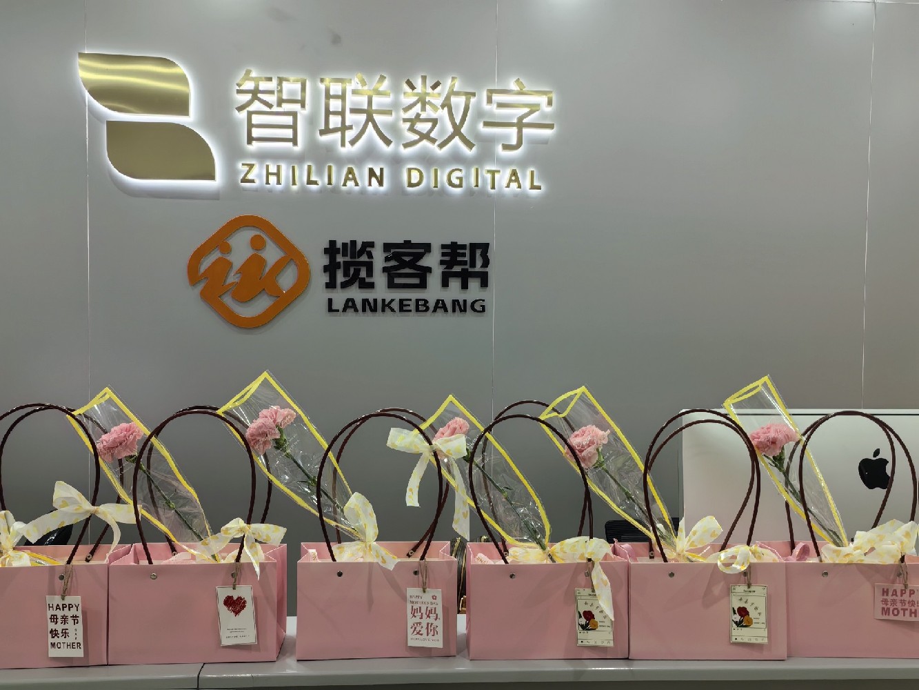 以花之名，獻愛母親-智聯(lián)數(shù)字母親節(jié)準備了一份特別的禮物!